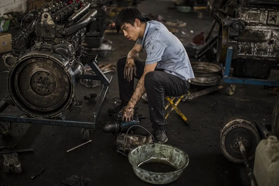  山东某技校的学生在组装柴油发动机。图/视觉中国