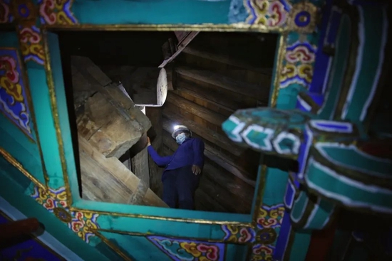 　　2022年4月20日，北海公园小西天建筑群，工作人员在天花层检查屋顶大木构架。这是北海公园首次对古建进行有针对性的全面结构安全性检测及鉴定工作。