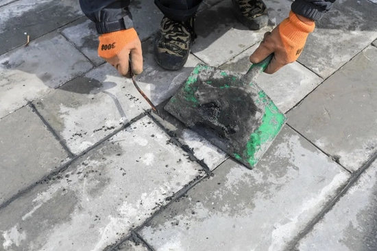 　2021年10月14日，正阳门箭楼，工人在对地面砖缝进行“勾缝”。