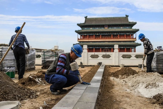 　2021年10月14日，正阳门箭楼，工人在铺砖。