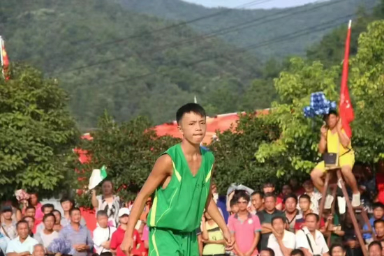 ·石学念在村里打球。