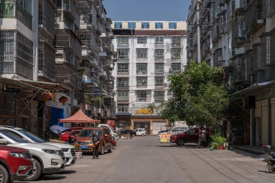 7月29日，蓬南镇玉旌广场小区，一楼沿街商铺多开设娱乐场所和餐馆。