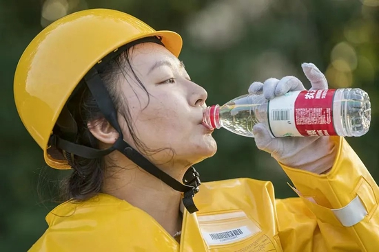 　　7月28日，南京，某供电公司的电力检修人员在工作间隙喝水。