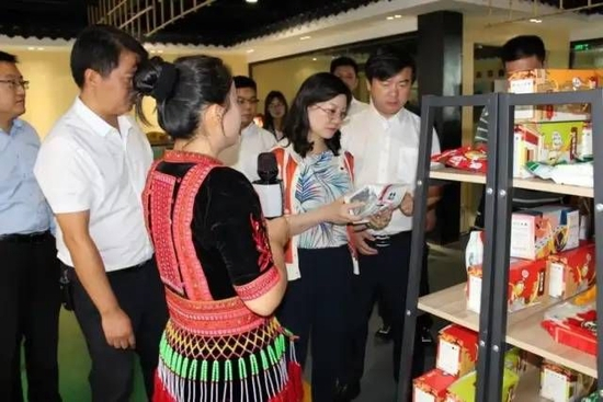  2021年，段颖调研石屏县豆腐产业园区 图片来源：云南招商官微