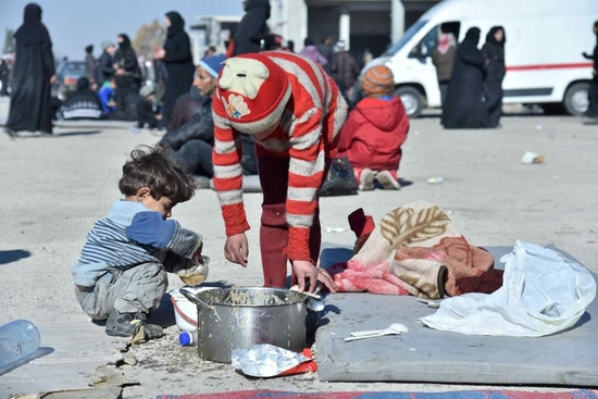  2016年12月9日，在叙利亚北部城市阿勒颇市吉卜林临时安置点，从反政府武装控制区撤出的儿童在吃饭。（新华社记者 杨臻 摄）