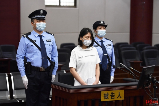  ↑2021年9月9日，劳荣枝案在南昌市中级人民法院第二法庭公开宣判。图据东方IC