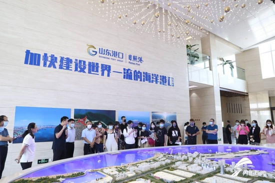  图/“港口雄开万里流”网络主题活动在山东港口日照港采访。