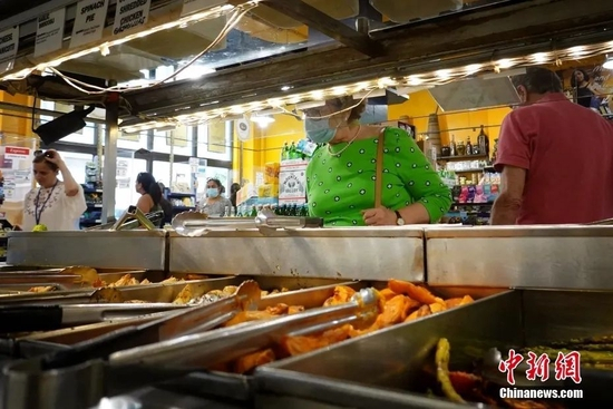  当地时间8月10日，美国纽约一家超市顾客购买食品。中新社记者 廖攀 摄