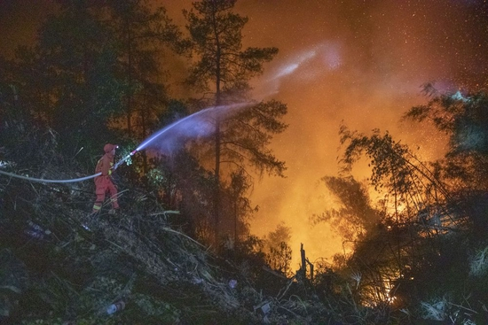 　　图说： 　　8月25日晚，在重庆市北碚区缙云山，消防救援人员在火场一线灭火。 新华社记者 黄伟 摄