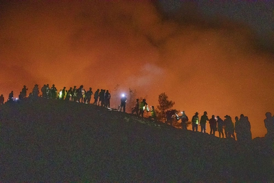 　　图说： 　　8月25日晚，在重庆市北碚区缙云山，现场救援人员坚守在火场一线灭火。新华社记者 黄伟 摄