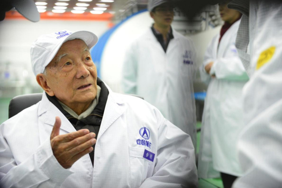 ·年过九旬的王希季在508所唐家岭航天城新区调研。