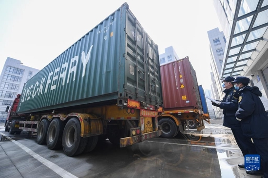 　　2022年2月23日，浙江湖州海关关员在吴兴织里港海关监管作业场所核对装有出口童装的集装箱信息。新华社记者 徐昱 摄