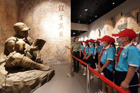 　　2021年5月30日，在位于河北省邢台市信都区浆水镇的中国人民抗日军政大学陈列馆，工作人员向小学生们讲述抗大历史。新华社记者 牟宇 摄