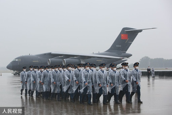 9月16日，沈阳桃仙机场，第九批在韩中国人民志愿军烈士遗骸迎回仪式举行。（视觉中国）