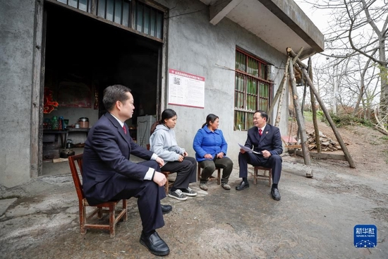 重庆市巫溪县检察院联合陕西省镇坪县检察院组成的跨区域联合行动小组在鸡心岭地区给辖区居民宣讲林业生态保护知识（2020年4月22日摄）。新华社记者 黄伟 摄