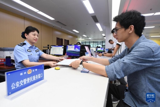 在福州市市民服务中心公安交管便民服务窗口，汽车租赁企业代表在办理业务（2019年8月26日摄）。新华社记者 宋为伟 摄