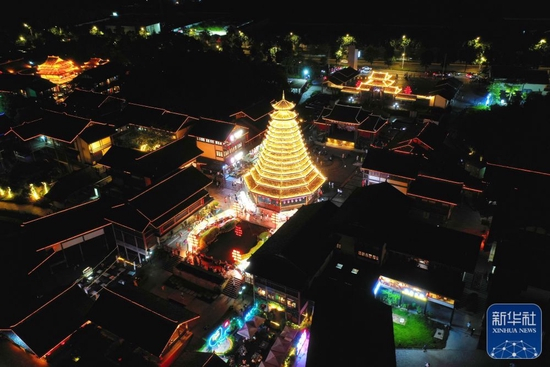 10月3日拍摄的广西南宁相思小镇夜景（无人机照片）。新华社发（喻湘泉 摄）