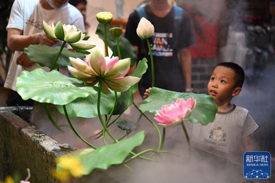  10月6日，小朋友在福州三坊七巷历史文化街区参观游玩。新华社记者 周义 摄