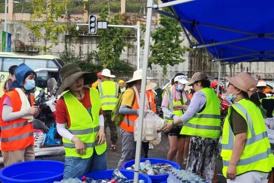 巾帼志愿者在物资转运点做好后勤保障