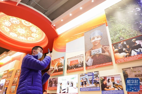 10月10日，观众在“奋进新时代”主题成就展第五单元“坚定文化自信 建设社会主义文化强国”展厅内参观。新华社记者 张玉薇 摄