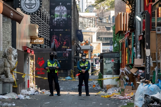 当地时间2022年10月30日，韩国首尔，警察在梨泰院的一条小巷站岗，这里的万圣节派对期间发生踩踏事件，造成多人死亡。&nbsp; 视觉中国 图