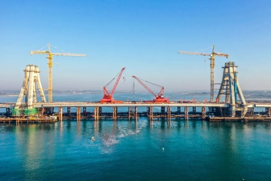 2021年12月7日拍摄的西村港跨海大桥合龙现场。当日，位于广西北海市的西村港跨海大桥顺利合龙，为2022年达到通车条件奠定基础 曹祎铭摄 / 本刊