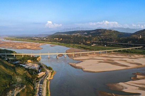  山西省运城市芮城县风陵渡黄河大桥（2022年6月30日摄，无人机照片）。新华社发（肖永杰 摄）