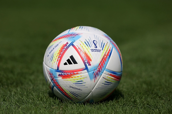 当地时间2022年11月19日，卡塔尔多哈，阿迪达斯Al Rihla（旅程）足球。&nbsp; 视觉中国 图