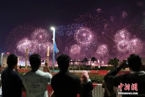 　　当地时间11月20日晚，卡塔尔世界杯在多哈开幕，一场烟花灯光秀在球迷广场附近天空上演。中新社记者 崔楠 摄