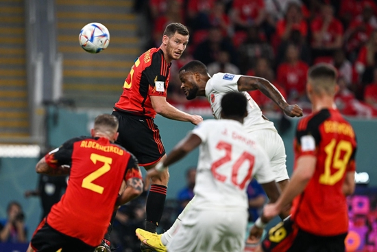 加拿大队的拉林头球攻门，比利时队后防一度风声鹤唳。图据视觉中国