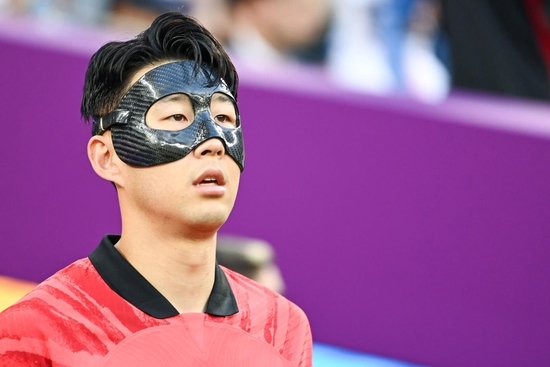 孙兴慜戴面具出战 图据IC photo