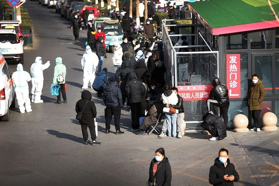 　12月9日，北京，通州潞河医院感染性疾病科发热门诊外，市民在等候就诊。