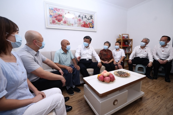 ▲ 2022年8月17日，习近平总书记在辽宁省沈阳市皇姑区三台子街道牡丹社区，同居民李水一家拉家常。