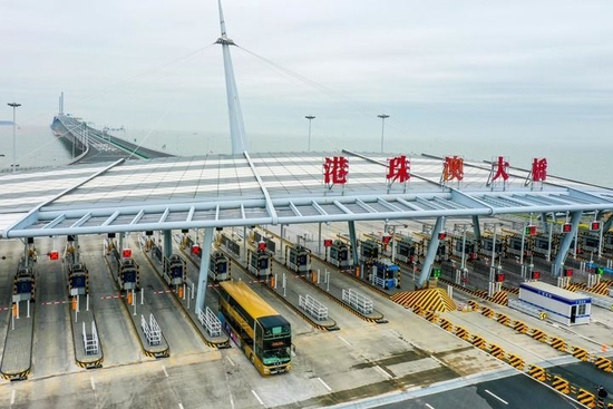 1月8日，一辆从香港开往珠海的港珠澳大桥穿梭巴士入境珠海（无人机照片）。新华社记者刘大伟 摄