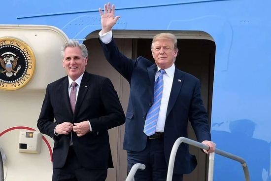 · 　　麦卡锡（左）与特朗普。