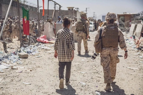 · 　　一片混乱中，美军撤离阿富汗。