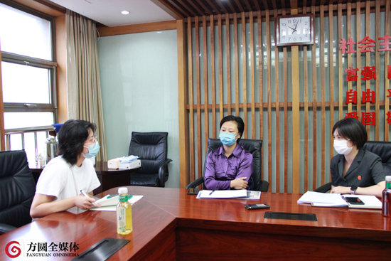 2022年7月，《方圆》记者涂思敏（左一）在北京市海淀区法院进行采访。（来源：资料图片）