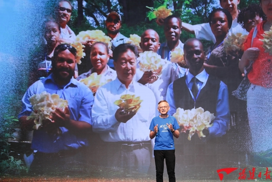  在由中央网信办联合教育部等部门举办的“把青春华章写在祖国大地上”大思政课网络主题宣传和互动引导活动上，潘维廉分享自己扎根中国的故事。福建日报记者 施辰静/摄