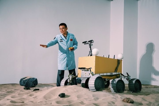  ↑刘传凯在北京航天飞行控制中心火星车模拟试验场地讲解任务情况（2022年6月30日摄）。新华社发（谢集潇 摄）