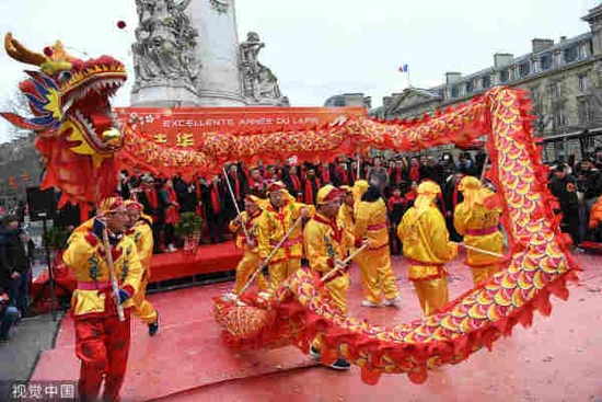 法国巴黎举办旅法华侨华人癸卯兔年春节彩妆游行（视觉中国）