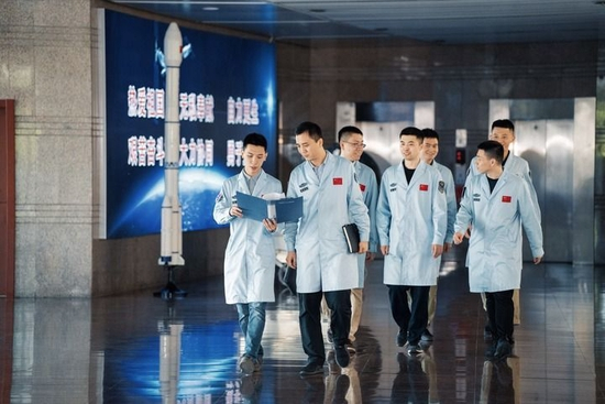  ↑这是北京航天飞行控制中心调度团队的青年科技人才（2022年7月1日摄）。新华社发（张敬宜 摄）