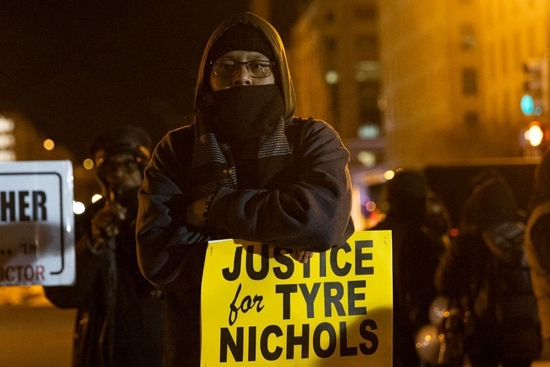  1月27日，在美国首都华盛顿，人们在白宫前抗议非洲裔男子泰尔·尼科尔斯遭警察殴打身亡。新华社发（亚伦摄）