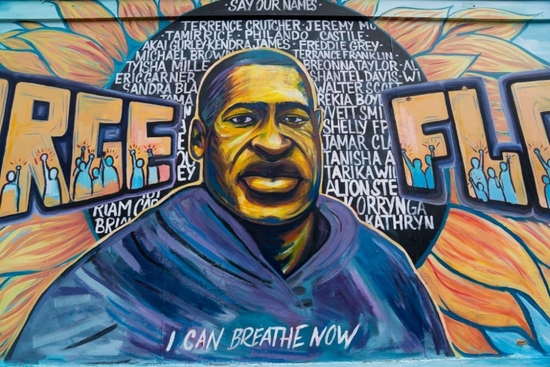 这是2022年5月22日在美国明尼苏达州明尼阿波利斯市拍摄的弗洛伊德广场上的纪念画。（新华社记者刘杰摄）