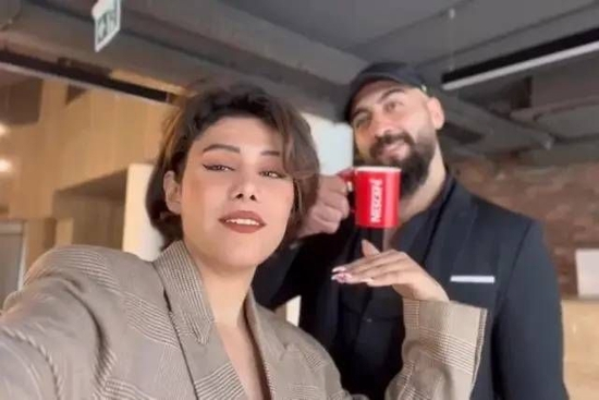 　·蒂巴（左）和男友。