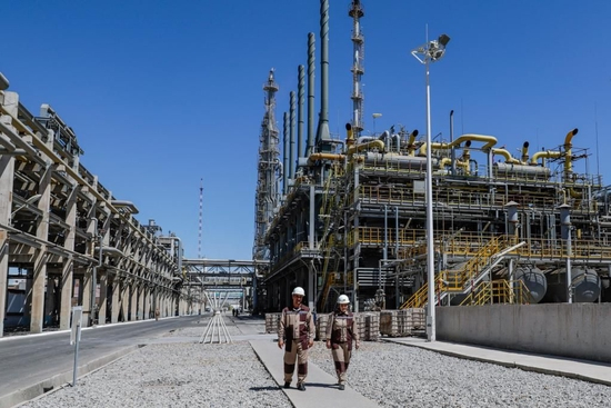 这是去年8月18日在乌兹别克斯坦纳沃伊市拍摄的纳沃伊氮肥股份公司聚氯乙烯工厂。