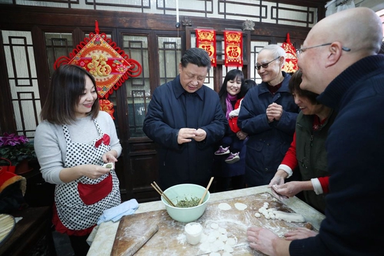 2019年2月1日，习近平在北京看望慰问基层干部群众，考察北京冬奥会、冬残奥会筹办工作时，在前门东区草厂四条胡同，同朱茂锦一家人包饺子、聊家常。新华社记者 鞠鹏 摄