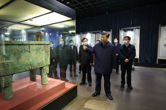 2022年10月28日下午，习近平在河南省安阳市殷墟博物馆考察。新华社记者 鞠鹏 摄