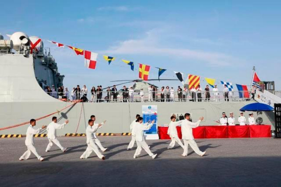 今年2月，海军“南宁”号导弹驱逐舰在参加阿联酋阿布扎比国际海事防务展期间，进行太极拳表演 图：南部战区官方账号