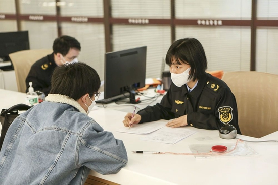  3月13日，市民在上海市市场监督管理局政务服务大厅咨询。新华社记者 辛梦晨 摄