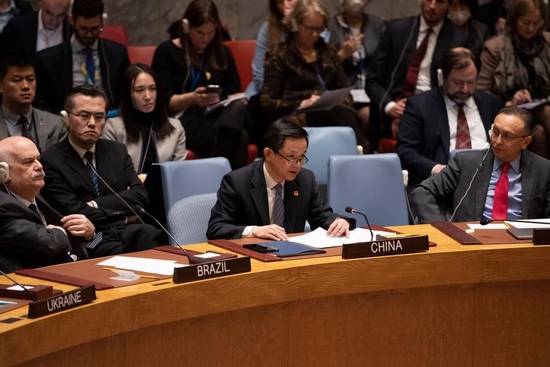 　　2月24日，在位于纽约的联合国总部，中国常驻联合国代表团临时代办戴兵在安理会乌克兰问题公开会上发言，阐述中方关于政治解决乌克兰危机的立场。新华社记者谢锷摄